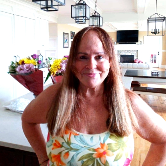 Meet your Posher, Carol🦋 Lynne🦋 - Picture 2 of 6